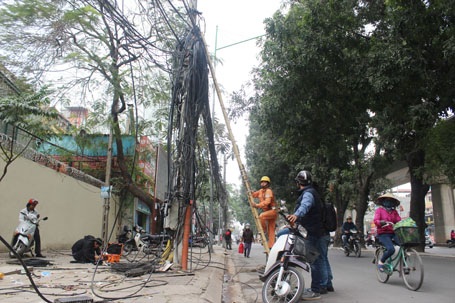 Hà Nội: Hối hả nhặt nhạnh “rác trời” - 8 EVN Hà Nội cùng các đơn vị chức năng đang tiếp tục nỗ lực dọn rác trời trên phố