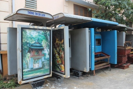 Nằm nghiêng đổ khắp khu vực sân...