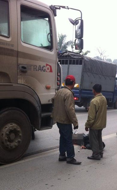 Hà Nội: Va chạm với xe tải cẩu, người đàn ông nhập viện nguy kịch - 1 Hiện trường vụ tai nạn