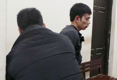 Hà Nội: Cảnh sát áp giải thanh niên nghi trộm xe “cố thủ” dưới sông - 1 Đối tượng Tú bị dẫn giải về trụ sở công an phường Vĩnh Tuy