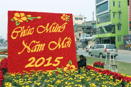 Những "bức tranh hoa" khắp phố phường Hà Nội - 8 Bức tranh hoa đang được công nhân hoàn thành công đoạn cuối cùng
