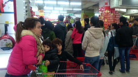 Mẹ con cùng đi mua sắm