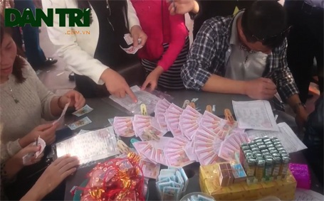 Hà Nội: Đi phủ Tây Hồ chỉ để... bóc vé số cầu may - 1 Nhiều người say sưa bóc vé số cầu may tại phủ Tây Hồ