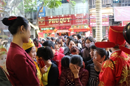 Hà Nội: Tắc đường kinh hoàng vì người dân đổ xô đi mua vàng - 9 Nhiều người chờ lâu đã tỏ ra mệt mỏi