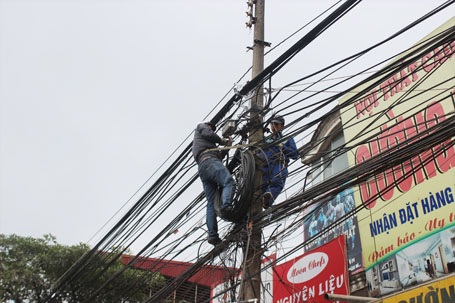 Hà Nội: Hối hả nhặt nhạnh “rác trời” - 7 EVN Hà Nội cùng các đơn vị chức năng đang tiếp tục nỗ lực dọn rác trời trên phố
