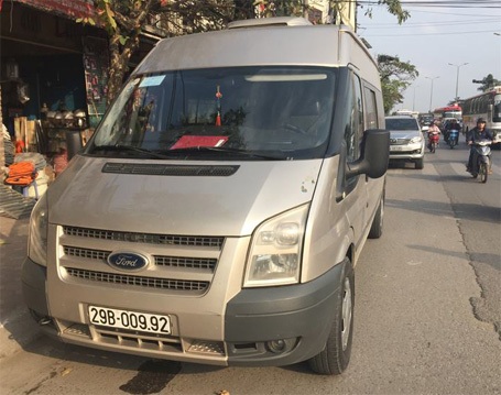 Hà Nội: Bắt giữ gần 200 điện thoại đắt tiền không rõ nguồn gốc - 2 Xe ô tô 16 chỗ này được cho là tiếp tay cho lô hàng lậu trên