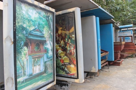 Nằm nghiêng đổ khắp khu vực sân...