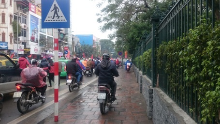 Leo cả lên vỉa hè để thoát thân