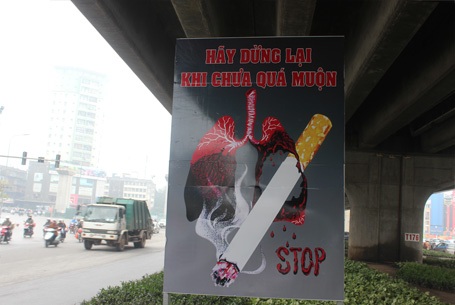 Ấn tượng những áp phích “không hút thuốc lá” vừa xuất hiện ở Hà Nội - 1 Người đi đường rất ấn tượng với loạt biển không hút thuốc lá này