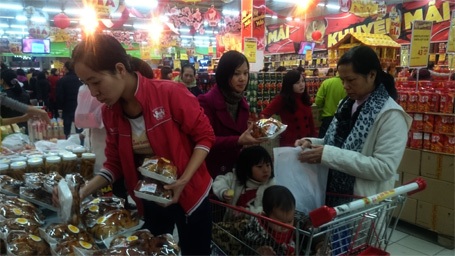 Lượng người chủ yếu đổ về các quầy bánh kẹo, mặt hàng đồ khô...