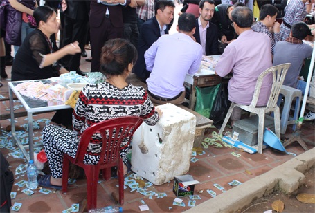 Hà Nội: Đi phủ Tây Hồ chỉ để... bóc vé số cầu may - 2 Bàn bán vé số luôn nhộn nhịp người mua...