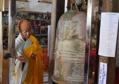 Phát hiện chuông cổ nặng 2 tạ trên cánh đồng - 3 Quai của chuông là hình hai con rồng, bốn chân chụm vào nhau giống hình búp sen.