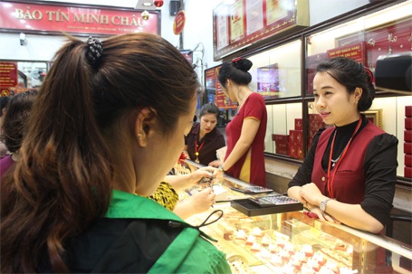 Hà Nội: Tắc đường kinh hoàng vì người dân đổ xô đi mua vàng - 4 Nhiều người đến sớm đã may mắn được vào trong mua vàng