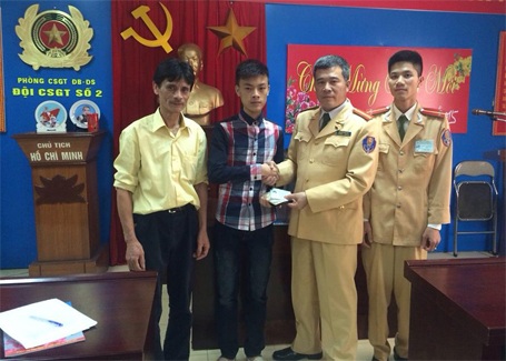 CSGT trả lại hơn 10 triệu đồng cho người đánh rơi - 2 Trương Mai Anh nhận lại tài sản từ đội CSGT số 2
