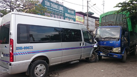 Hà Nội: Ô tô tông chết thợ sửa xe ven đường - 2 Đầu xe ô tô 16 chỗ và xe tải bị hư hỏng khá nặng