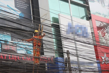Hà Nội: Hối hả nhặt nhạnh “rác trời” - 6 EVN Hà Nội cùng các đơn vị chức năng đang tiếp tục nỗ lực dọn rác trời trên phố