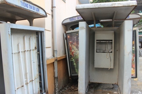 Nằm nghiêng đổ khắp khu vực sân...