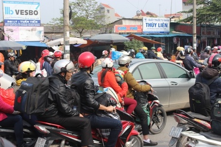 Đoạn đường đã nêm kín người và xe