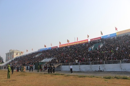 Hơn 2 vạn khán giả đã đến sân theo dõi những màn chọi trâu nảy lửa