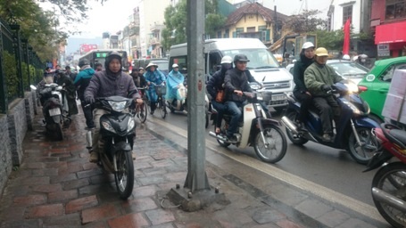 Leo cả lên vỉa hè để thoát thân