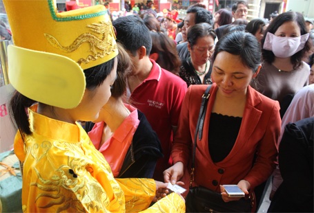 Hà Nội: Tắc đường kinh hoàng vì người dân đổ xô đi mua vàng - 8 Nhân viên tiệm vàng này đang phát số thứ tự cuối cùng cho khách trong sáng nay