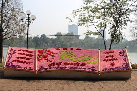 Những "bức tranh hoa" khắp phố phường Hà Nội - 1 Bức tranh hoa đã hoàn thiện bên Hồ Hoàn Kiếm