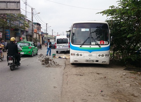 Hà Nội: Ô tô tông chết thợ sửa xe ven đường - 1 Hiện trường vụ tai nạn