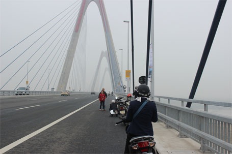 Giao thông “khổ” vì người dân đổ lên cầu Nhật Tân chụp ảnh - 3 Vô tư tạo dáng giữa làn xe đang lưu thông