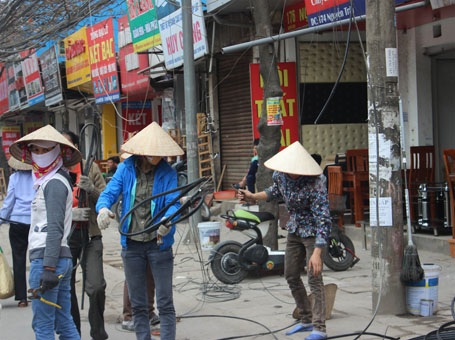 Hà Nội: Hối hả nhặt nhạnh “rác trời” - 3 Đây là cơ hội vàng của những người buôn bán phế liệu.