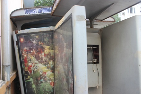 Nằm nghiêng đổ khắp khu vực sân...