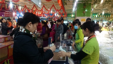 Nhân viên thu ngân làm việc hết công suất vì lượng người tại vị trí này luôn rất đông