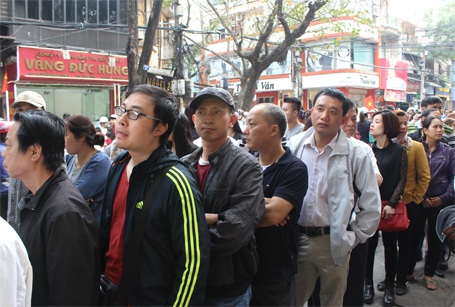 Hà Nội: Tắc đường kinh hoàng vì người dân đổ xô đi mua vàng - 5 Kiên nhẫn xếp hàng chờ đợi đến lượt vào mua vàng...