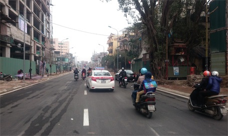 Giao thông “dễ thở” nhờ đoạn đường “đắt kỷ lục Hà Nội” - 4 Các phương tiện lưu thông thông thoáng trên đường Trần Phú - Kim Mã