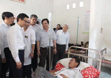 Phó Thủ tướng Vũ Đức Đam thăm một số cơ sở y tế tỉnh Vĩnh Phúc - 1 Phó Thủ tướng Vũ Đức Đam thăm hỏi bệnh nhân đang điều trị tại Trạm Y tế xã Thái Hòa
