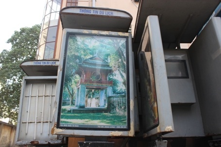 Nằm nghiêng đổ khắp khu vực sân...