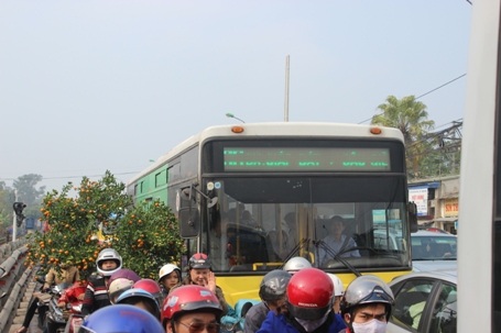 Đoạn đường đã nêm kín người và xe