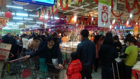 Nhân viên thu ngân làm việc hết công suất vì lượng người tại vị trí này luôn rất đông