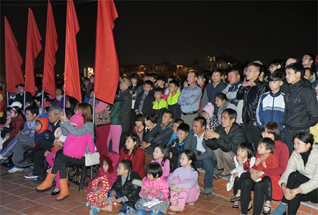 Pháo hoa rộn ràng chào đón năm mới Ất Mùi - 97 Người dân mãn nhãn với màn pháo hoa tầm thấp kéo dài gần 30 phút...