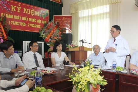 Phó Thủ tướng Vũ Đức Đam thăm một số cơ sở y tế tỉnh Vĩnh Phúc - 2 Giám đốc Trung tâm Y tế huyện Lập Thạch đang báo cáo...