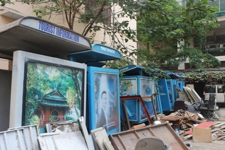 Hàng chục bốt thông tin du lịch chất thành đống, hoang tàn...