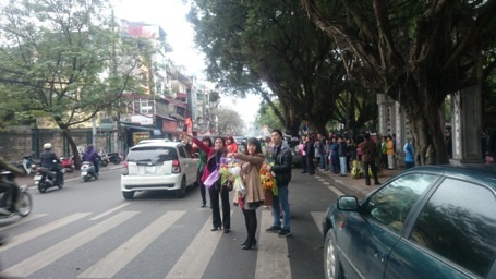 Phố Quốc Tử Giám lòng đường nêm chặt người và phương tiện