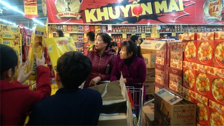 Lượng người chủ yếu đổ về các quầy bánh kẹo, mặt hàng đồ khô...