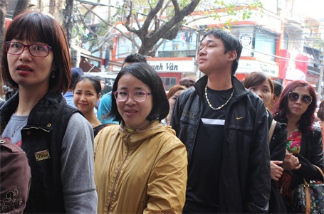 Hà Nội: Tắc đường kinh hoàng vì người dân đổ xô đi mua vàng - 2 Hàng vạn người đã đổ xô đi mua vàng để lấy may trong ngày Vía Thần Tài