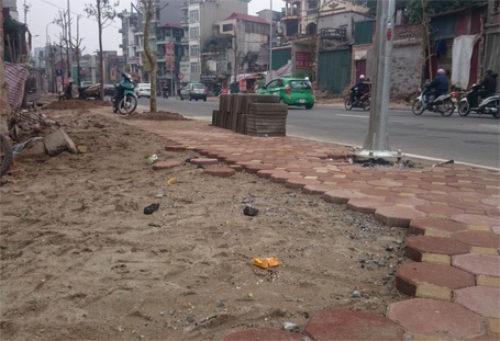 Giao thông “dễ thở” nhờ đoạn đường “đắt kỷ lục Hà Nội” - 2 Một số đoạn vỉa hè vẫn chưa hoàn thiện...