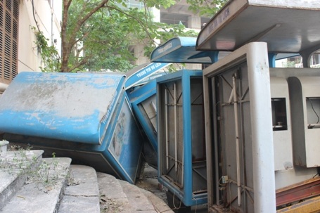 Nằm nghiêng đổ khắp khu vực sân...