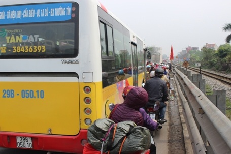 Có khoảng trống là lao lên luôn...