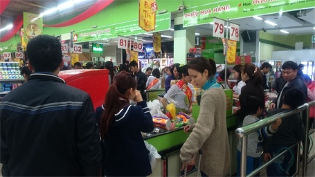 Nhân viên thu ngân làm việc hết công suất vì lượng người tại vị trí này luôn rất đông