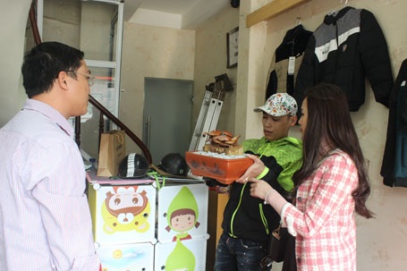 Người Hà Nội “săn”... nấm linh chi về chơi Tết - 6 Mỗi ngày anh Kỷ bán được hàng chục chậu nấm linh chi bonsai như thế này.