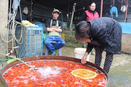 Anh Dũng (ngồi): sẵn sàng bán lỗ để cho nhanh hết hàng