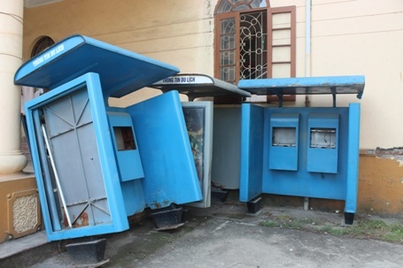 Tất cả nằm ngổn ngang, hoen gỉ, nhếch nhác chờ thanh lý.